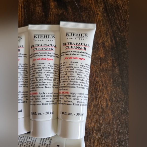 NEW! Kiehl's, Ultra Facial Cleanser, 1.0 fl oz/30ml, BUNDLE of 4 - Picture 4 of 5